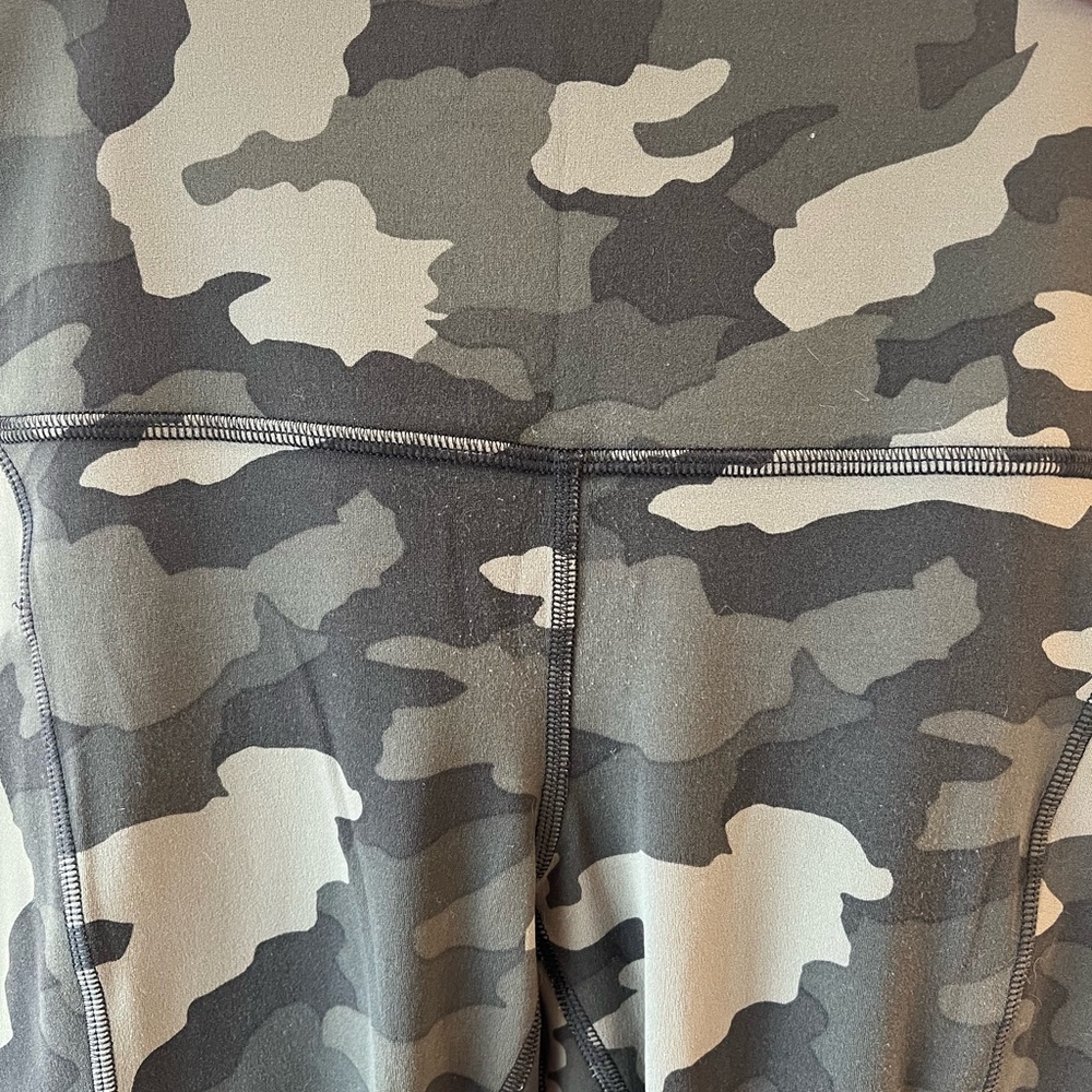 Lululemon Align 25" Leggings w/ Pockets in Heritage Camo Olive Size 6 - Picture 5 of 7